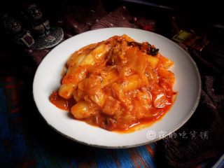 10、泡菜培根炒年糕, 出锅装盘。