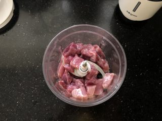 2、黑胡椒脆皮玉米香肠,放入绞肉机里。