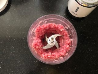 3、黑胡椒脆皮玉米香肠,打成肉蓉。