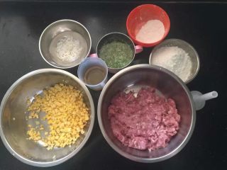 4、黑胡椒脆皮玉米香肠,准备好所有的材料。