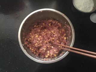 7、黑胡椒脆皮玉米香肠,拌匀。