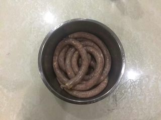 12、黑胡椒脆皮玉米香肠,灌好的香肠。