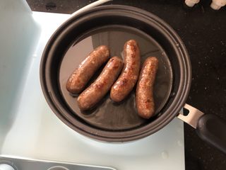 18、黑胡椒脆皮玉米香肠,平底锅放少许油烧热，码放好香肠煎至表皮焦黄即可。