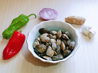 1、彩椒爆花蛤,准备食材，量可以根据胃口增加。