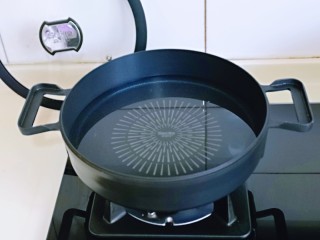 4、彩椒爆花蛤,锅中加入纯净水，烧开。