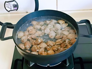 5、彩椒爆花蛤,水开后下入花蛤。