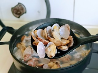 6、彩椒爆花蛤,煮至全部开口捞出淋干水分。