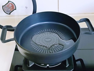 7、彩椒爆花蛤,起锅，加入食用油。