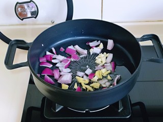 8、彩椒爆花蛤,油温7成时，加入切好的蒜姜，洋葱煸炒出香味。