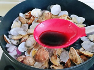 11、彩椒爆花蛤,加入生抽。