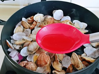 10、彩椒爆花蛤,加入料酒。(适当多些，去腥)
