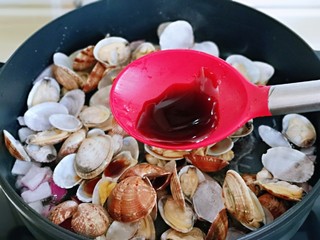 12、彩椒爆花蛤,再加入蚝油。