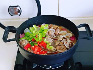 15、彩椒爆花蛤,加入切好的红绿椒，翻炒均匀，关火。