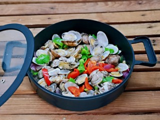 16、彩椒爆花蛤,直接用锅开餐。