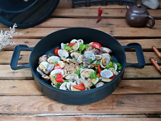 17、彩椒爆花蛤,味道鲜美至极。