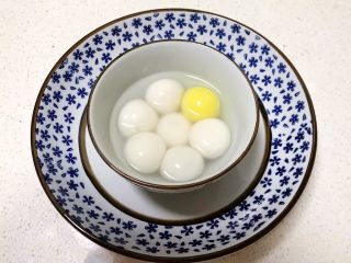5、黑芝麻汤圆厚蛋烧,把煮熟的汤圆捞出来，放入碗里，加入适量煮汤圆的开水，防止汤圆沾黏