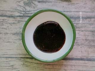 2、脏脏茶,黑糖和水煮开后转小火熬至粘稠。越粘稠越容易挂杯。