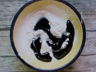 3、脏脏茶,把一半木薯粉倒入滚烫的黑糖水，迅速用筷子搅拌，然后再把另一半倒入，搅拌。记得留一点黑糖汁煮珍珠用