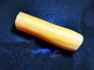 2、松茸鸡汤,红萝卜去皮