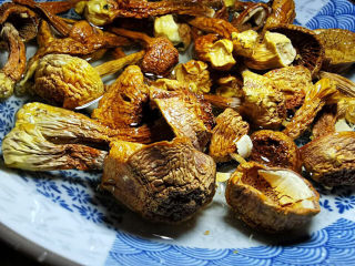 8、松茸鸡汤,干品姬松茸泡发