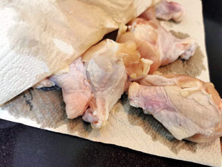 13、松茸鸡汤,小鸡腿洗净 控干水分