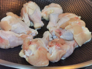 14、松茸鸡汤,放入锅中干煎