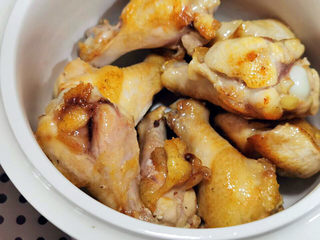 16、松茸鸡汤,放入炖盅