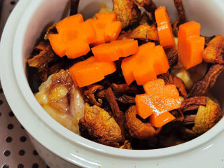 18、松茸鸡汤,加姬松茸、红萝卜