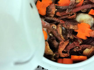 21、松茸鸡汤,加水浸过食材