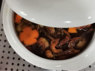 22、松茸鸡汤,盖上盖子，放入蒸箱