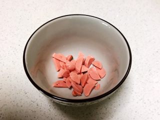 1、什锦蛋蒸豆腐,把儿童火腿肠切成小片