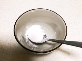 4、什锦蛋蒸豆腐,玉米淀粉放入碗里