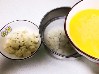 14、什锦蛋蒸豆腐,把鸡蛋液过筛后倒入豆腐里面