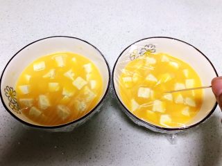 16、什锦蛋蒸豆腐,在碗上盖上保鲜膜，用牙签扎几个小孔出气