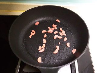 20、什锦蛋蒸豆腐,油烧热后加入火腿肠，翻炒均匀