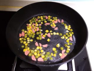 21、什锦蛋蒸豆腐,，翻炒均匀加入焯好的青豆和甜玉米