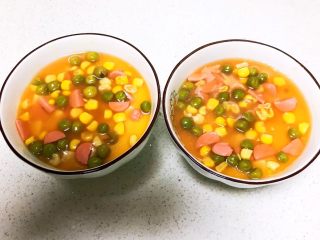 28、什锦蛋蒸豆腐,在鸡蛋上面加入浇汁