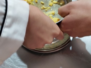 2、玛格丽特饼干家常做法,熟蛋黄用筛子，碾碎