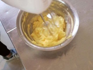 3、玛格丽特饼干家常做法,将黄油放入碗中，放入热水里面化开，弄到固液共存状态。然后用打蛋器打