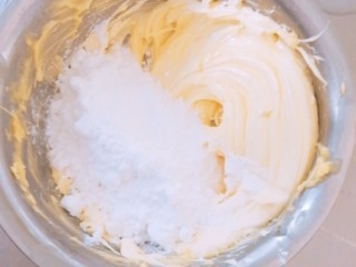 4、玛格丽特饼干家常做法,打发到发白，加入糖粉，继续打，打到发白