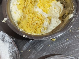 5、玛格丽特饼干家常做法,加入蛋黄，继续打，打均匀后放入盐