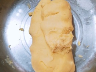 6、玛格丽特饼干家常做法,将淀粉和面粉与黄油，揉成面团，揉好的面团的状态应该是略微偏干,不过分湿润，也不会因为干燥而散开。将面团用保鲜膜包好，放进冰箱冷藏1个小时
