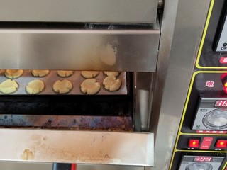 7、玛格丽特饼干家常做法,取出冷藏好的面团，取一小块，揉成小圆球，将小圆球放在烤盘上，用大拇指按扁。按扁的时候，饼干会出现自然的裂纹，.依次做好所有小饼。放入烤箱中，上220下火210C、烤15分钟