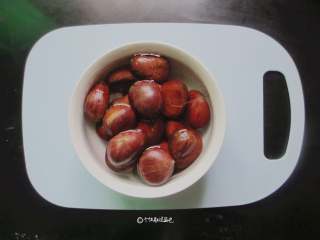 1、家常版的糖炒板栗,新鲜板栗洗净