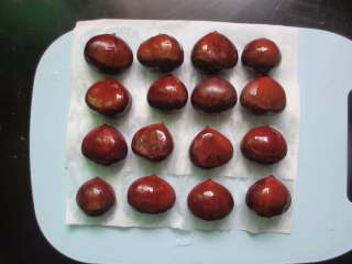 2、家常版的糖炒板栗,用刀切十字刀口