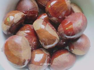 4、家常版的糖炒板栗,淋入少许油拌均匀，