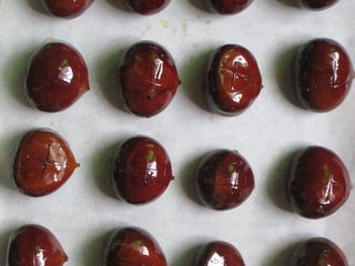 5、家常版的糖炒板栗,将栗子开口朝上排放在烤盘里，送入预热好的烤箱180度烤10分钟。