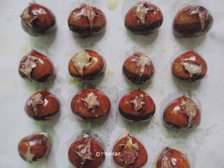 7、家常版的糖炒板栗,拿出来在开口的地方刷上蜂蜜水和油的混合物，送入烤箱继续烤10－15分钟。（视栗子大小决定烘烤时间）