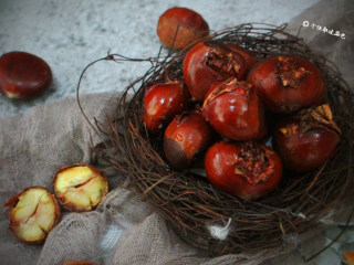 12、家常版的糖炒板栗,既养人，又好吃，但每一次切不可吃过多，难以消化