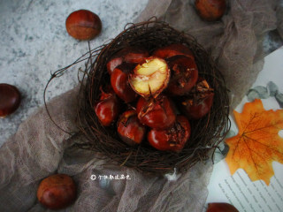 13、家常版的糖炒板栗,顺着褐红色的硬壳上的开口位置，用力一掰